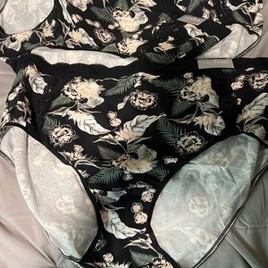 4 size 2x flowered full briefs NEW